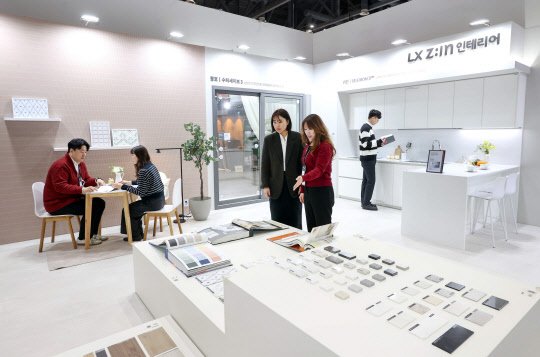 16일 '2023 코리아빌드' LX하우시스 전시관을 방문한 관람객들이 인테리어 제품들을 살펴보고 상담을 받고 있다. LX하우시스 제공.